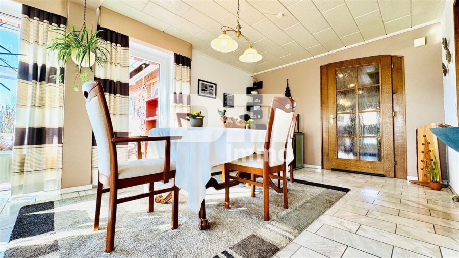 Einfamilienhaus BJ 1980 mit Einliegerwohnung, Studio + Dachterrasse - EG Wohn / Esszimmer mit Kamin / Zugang Terrasse